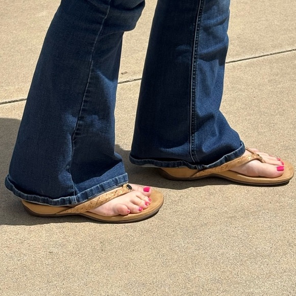 Vionic Mona Cork/Gold Flip Flops sz 9 Versatile
Quality Functional Lightweight - Picture 3 of 13